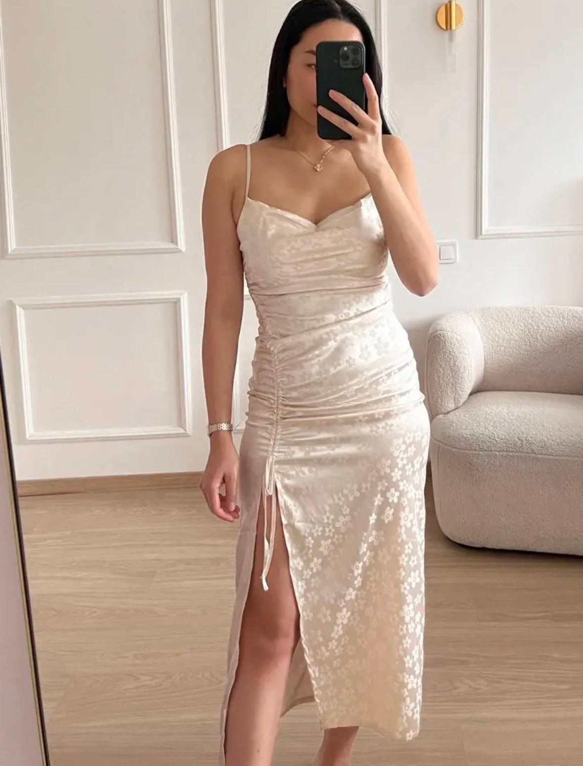 Vestido elegante em cetim com detalhe floral