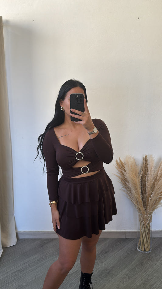 Vestido curto castanho com recortes e detalhes de argolas