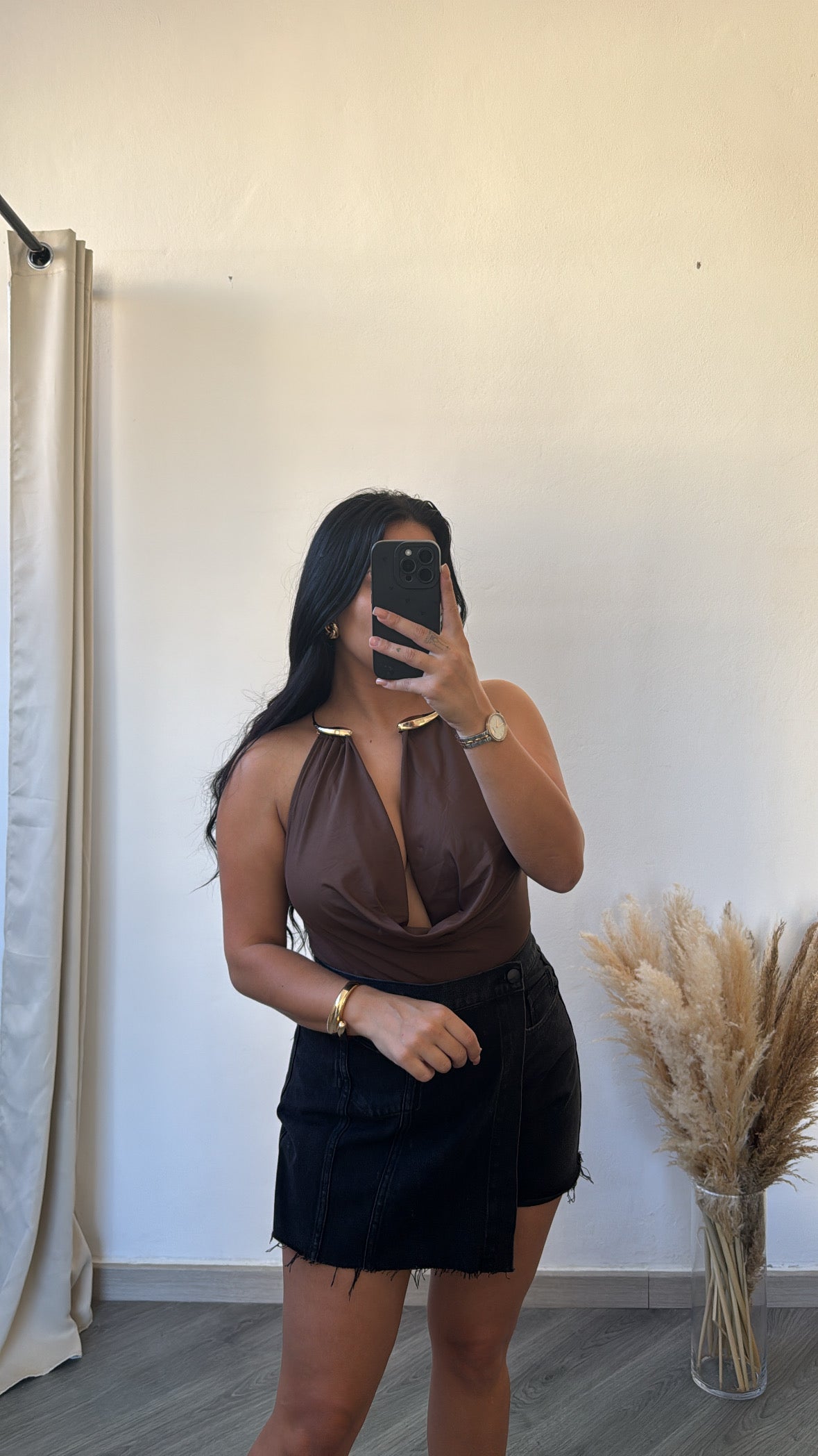 Body castanho com decote profundo e argolas douradas