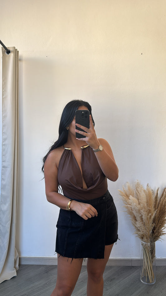 Body castanho com decote profundo e argolas douradas