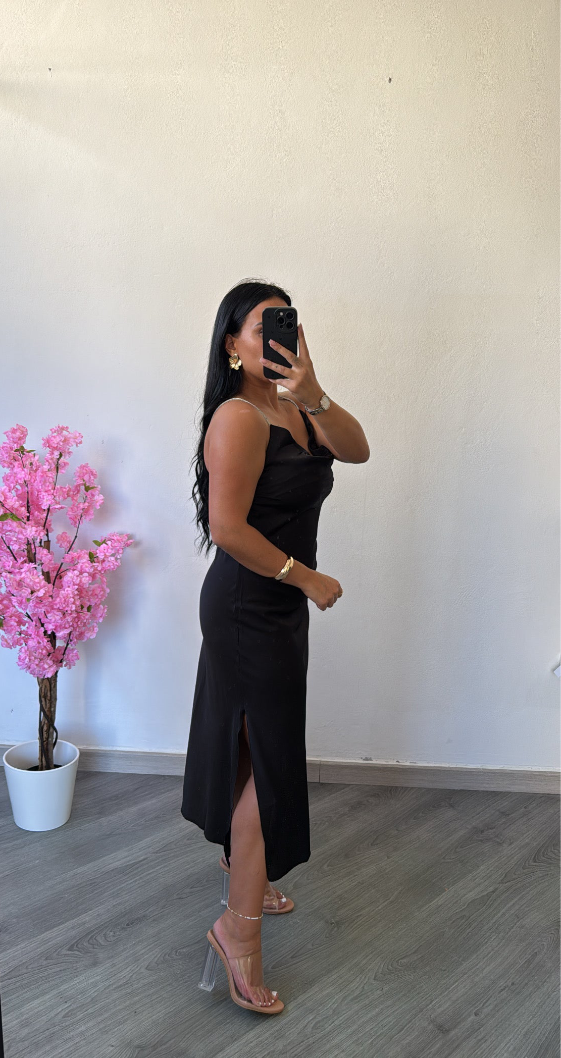 Vestido de cetim preto elegante