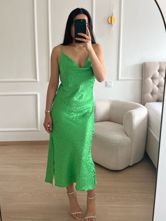 Vestido midi verde acetinado com fenda