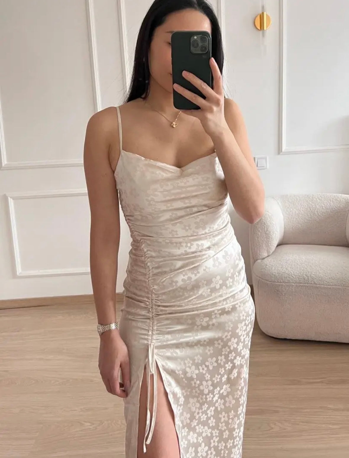 Vestido elegante em cetim com detalhe floral