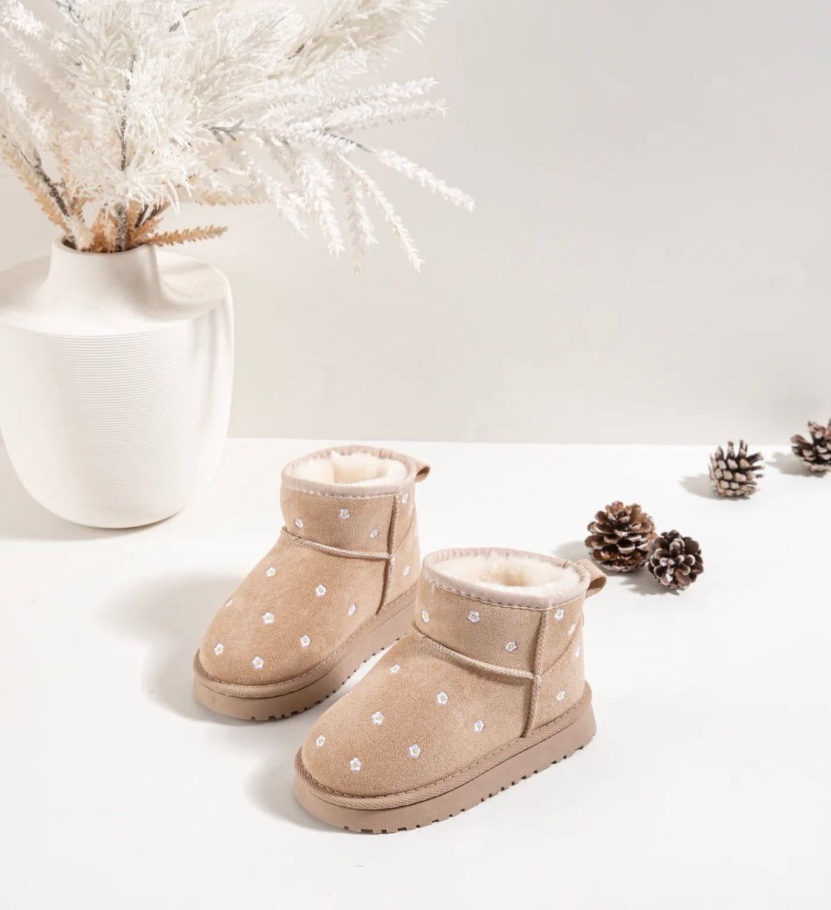 Botas bege forradas com flores
