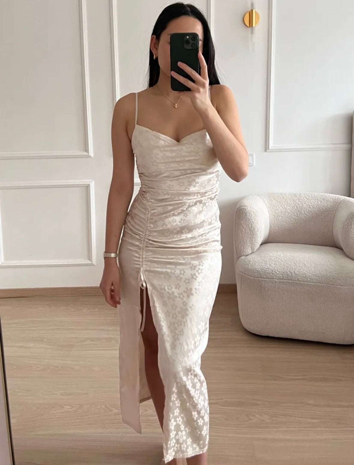 Vestido elegante em cetim com detalhe floral