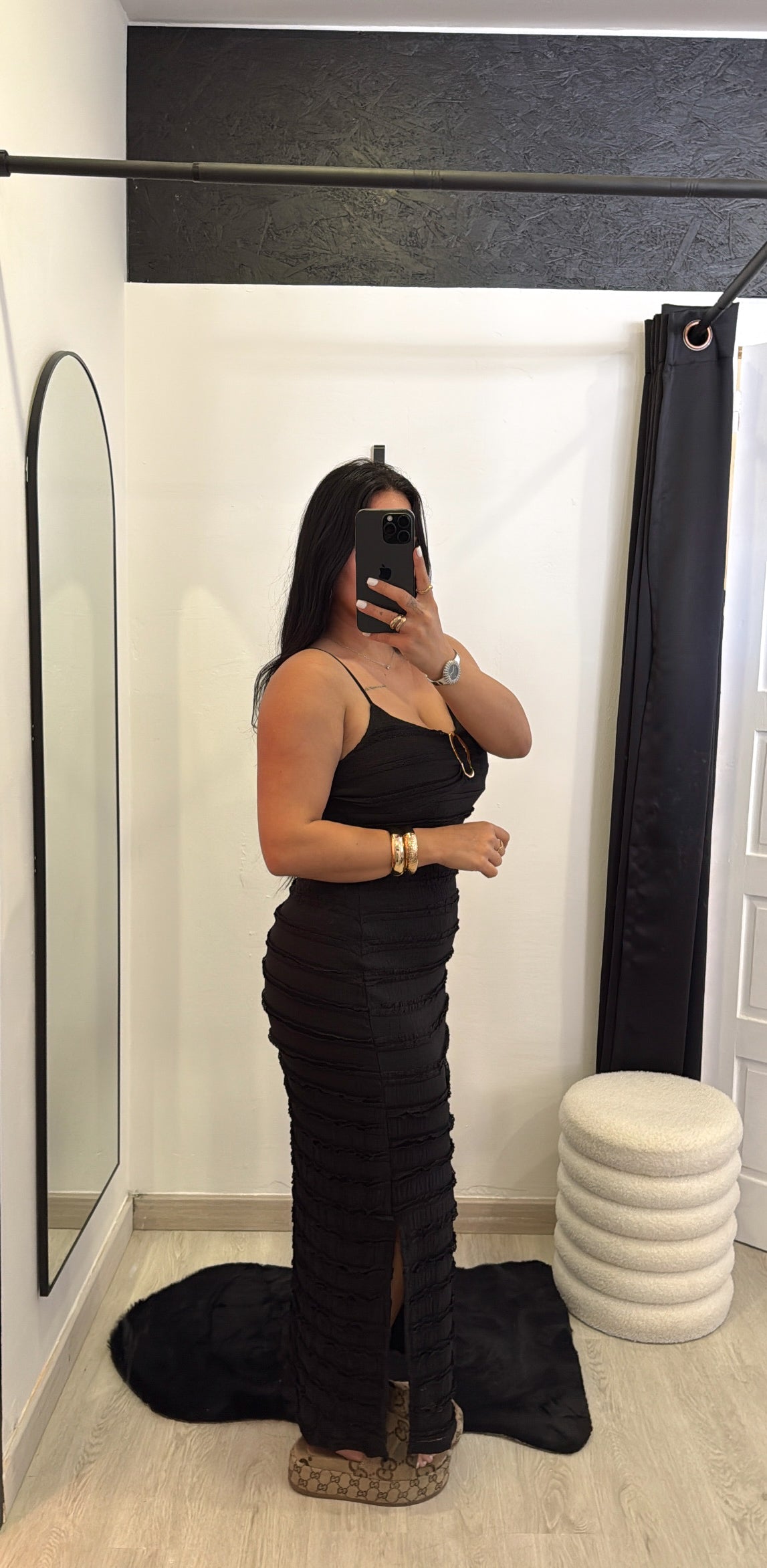 Vestido drapeado com detalhe dourado - preto