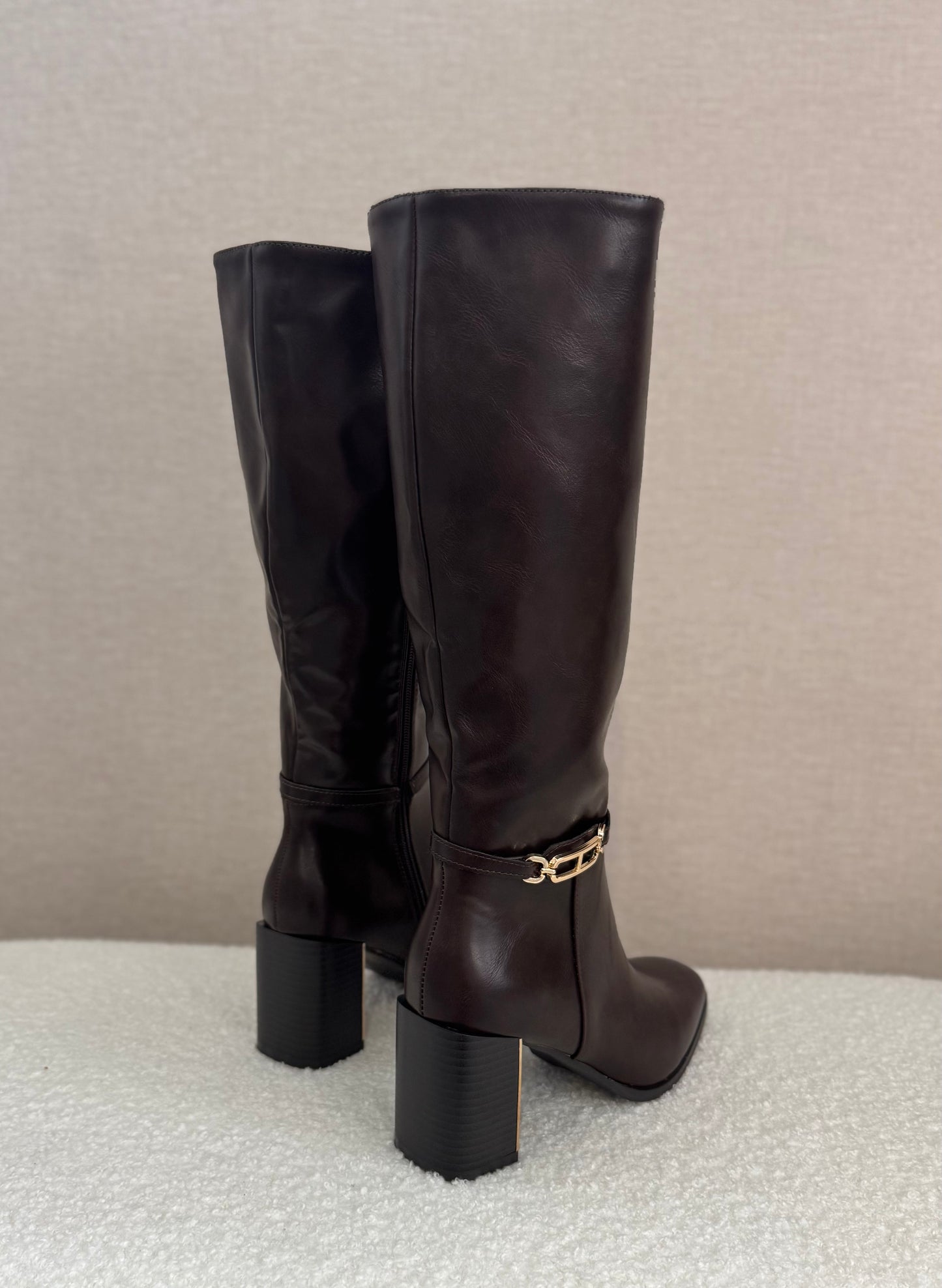 Botas castanhas com salto médio