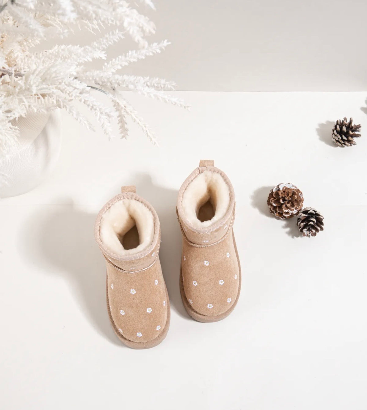 Botas bege forradas com flores