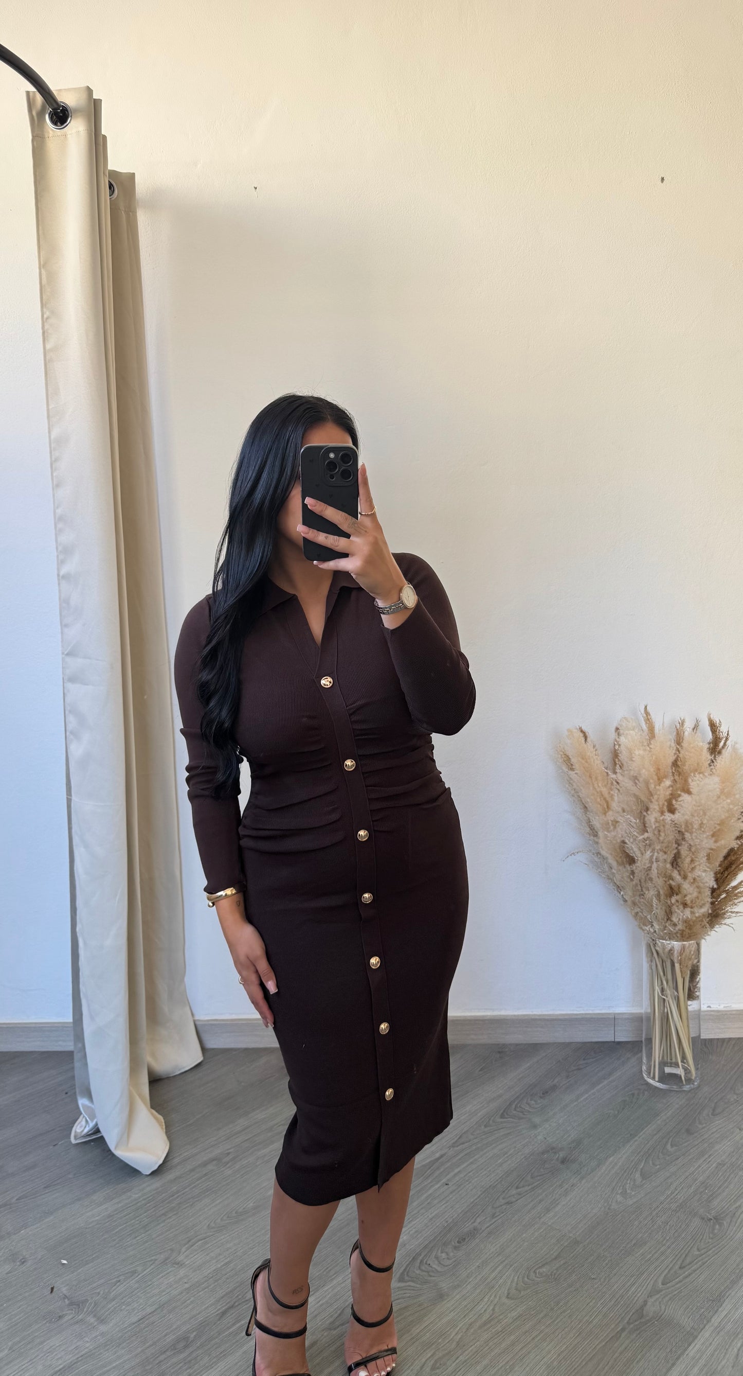 Vestido midi castanho com botões dourados