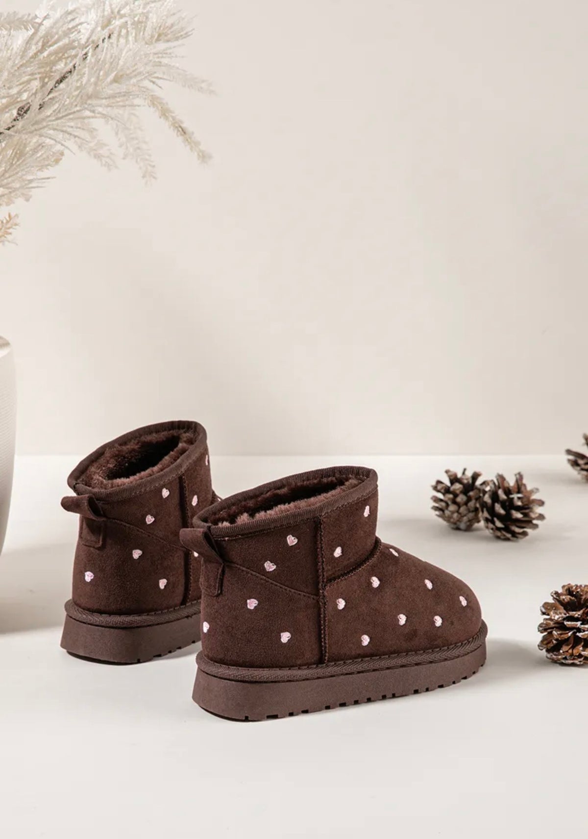 Botas castanhas com corações rosa – cano alto