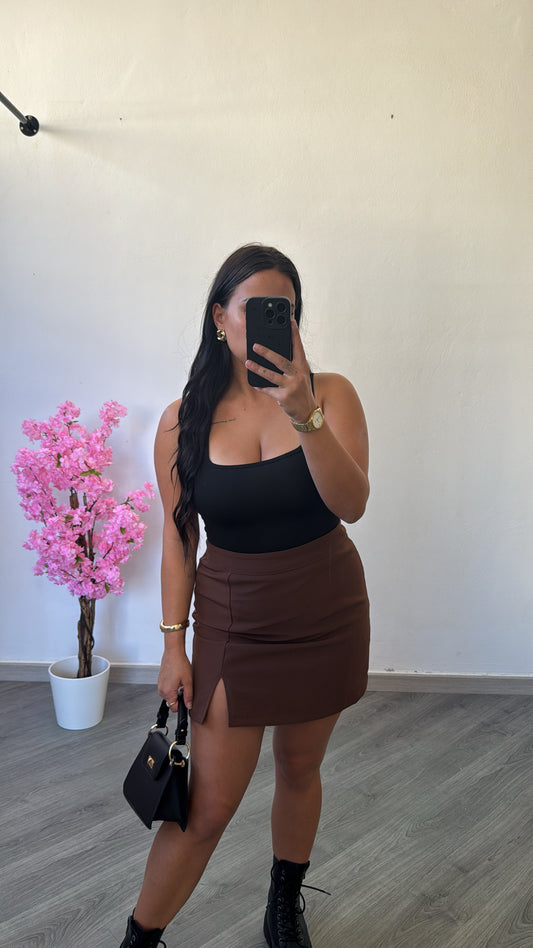 Saia curta com fenda castanha