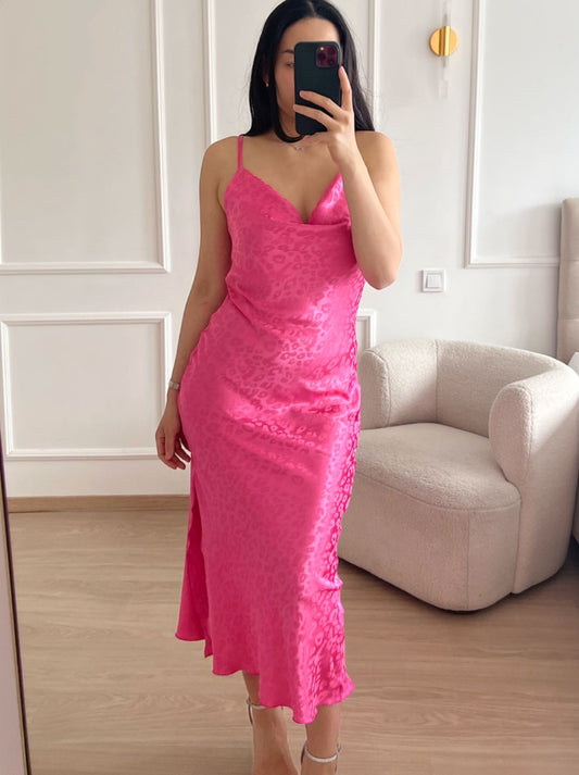 Vestido midi rosa acetinado com fenda