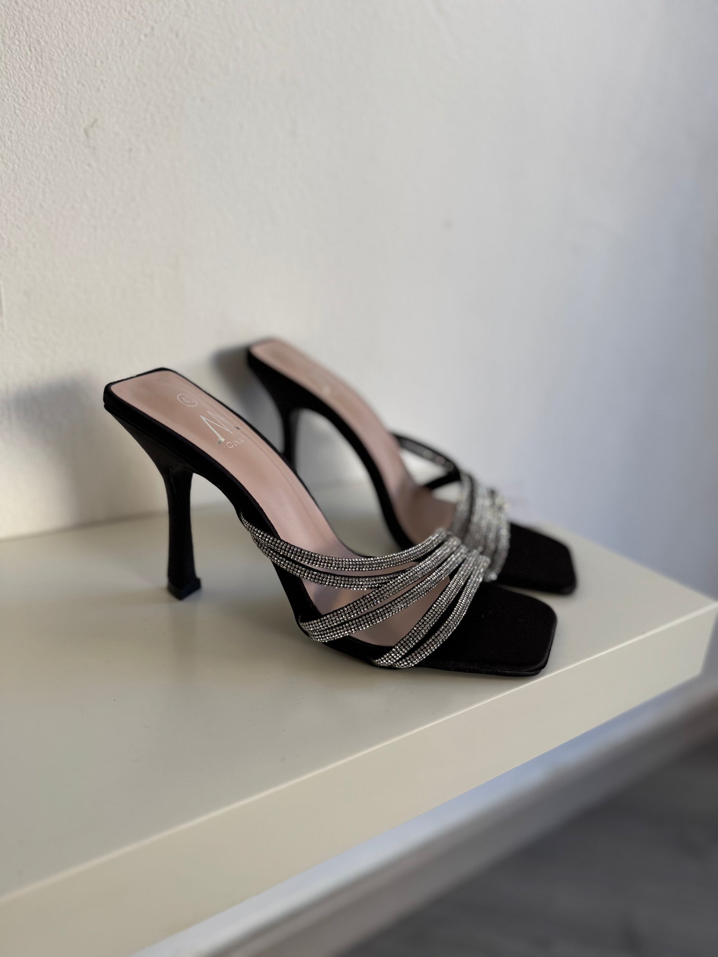 Sandálias de salto alto com tiras brilhantes