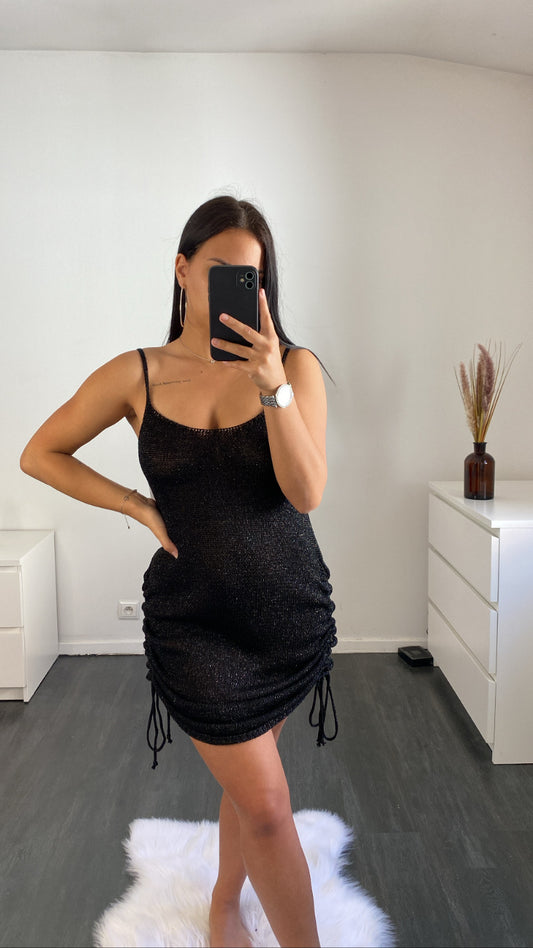 Vestido curto preto brilhante com drapeado lateral