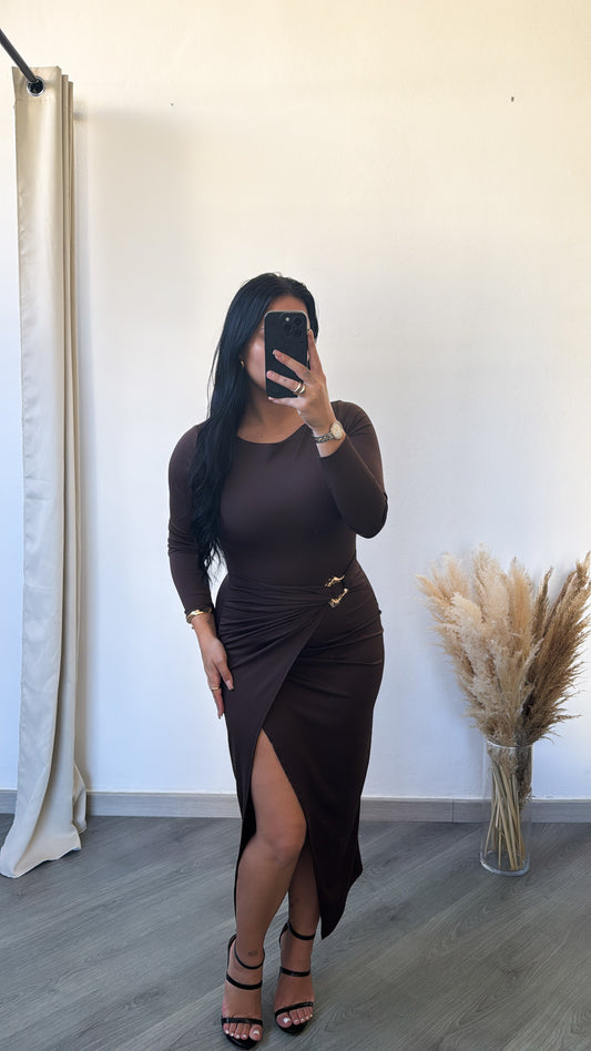 Vestido midi castanho com fenda e detalhe dourado