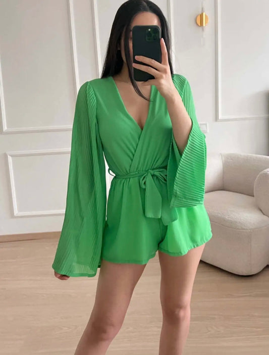 Macacão curto verde com mangas largas plissadas