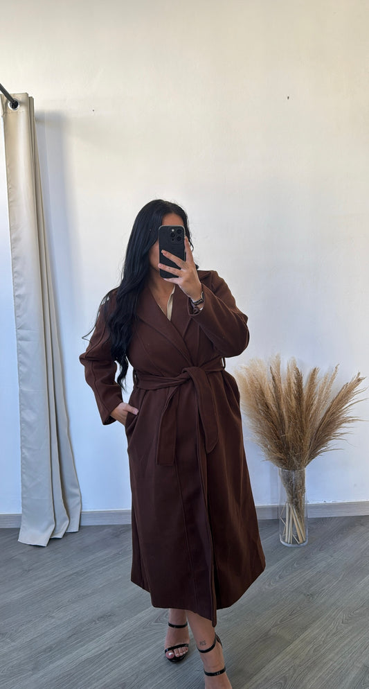 Casaco comprido castanho com cinto